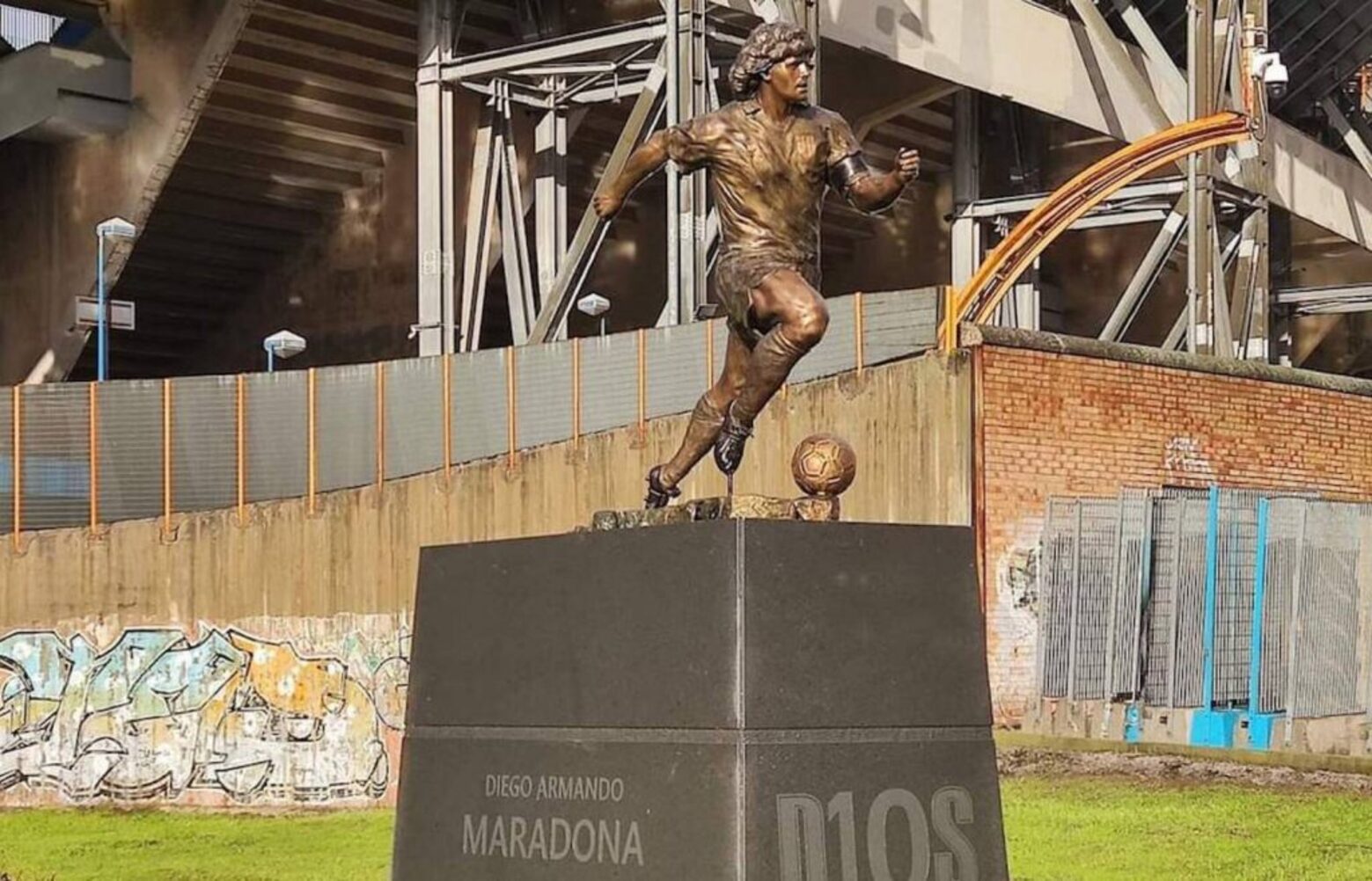 Napoli restituisce statua Maradona Domenico Sepe