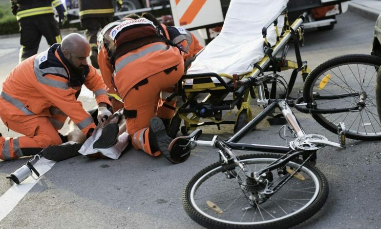 incidente acerra ciclista investito auto