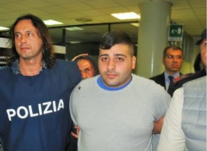 Pasquale Sibillo fratello di ES17 al momento dell'arresto.