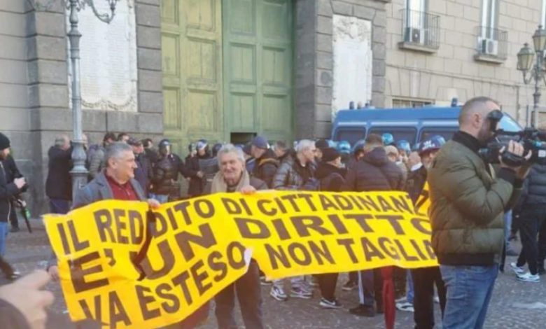 Reddito di Cittadinanza scontri Napoli