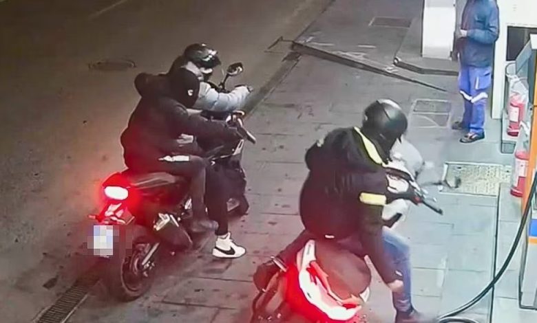 Napoli gambizzato scooter