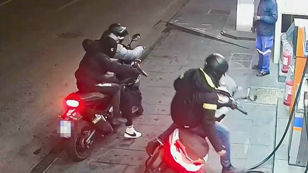 Napoli gambizzato scooter