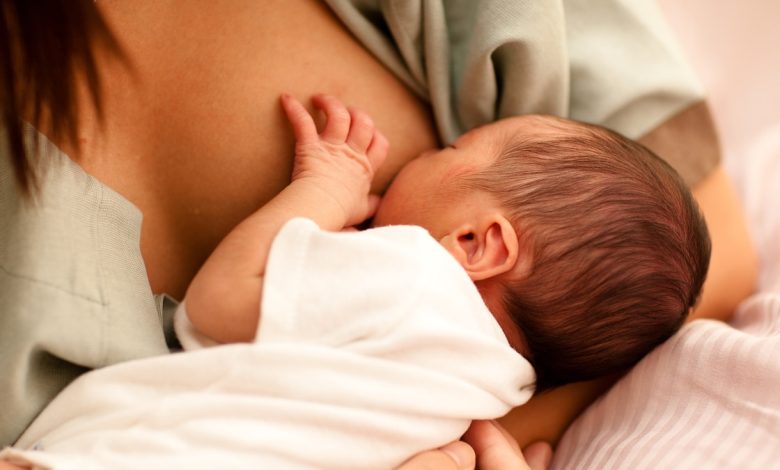 napoli neonato crisi respiratoria aggrediscono ginecologo tirapugni