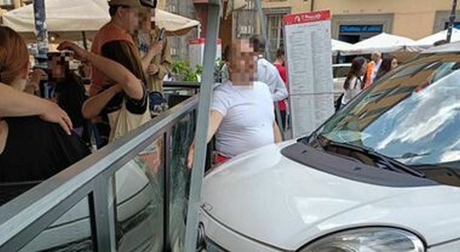 taxi contro vetrina ristorante napoli
