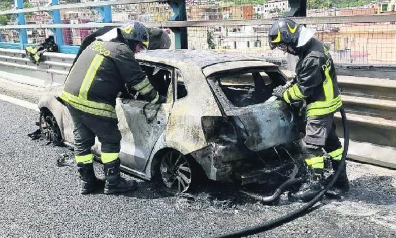 Esplosa auto Tangenziale Napoli