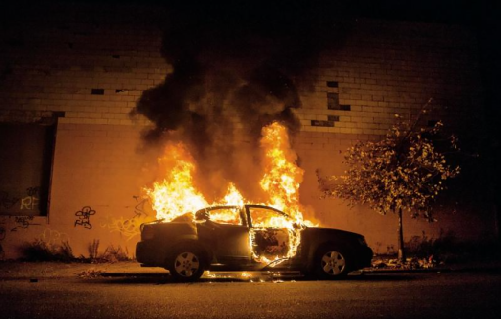 auto in fiamme a Soccavo