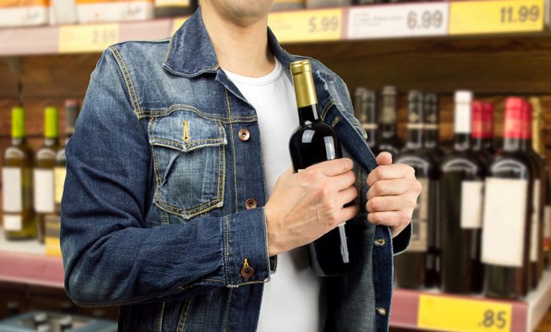 napoli ruba bottiglia vino supermercato lancia pietre contro titolare arrestato