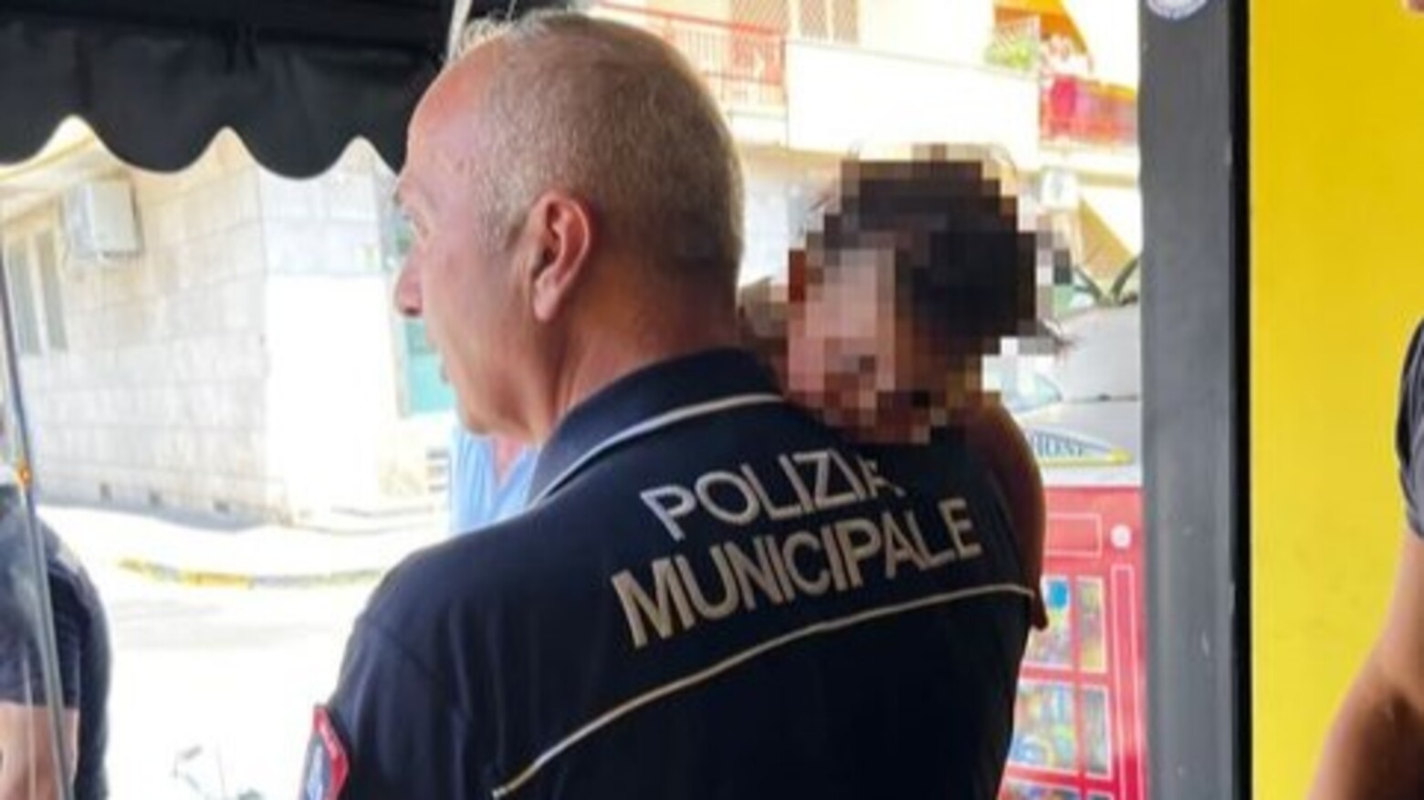 Pomigliano Arco neonato soffocare salvato polizia