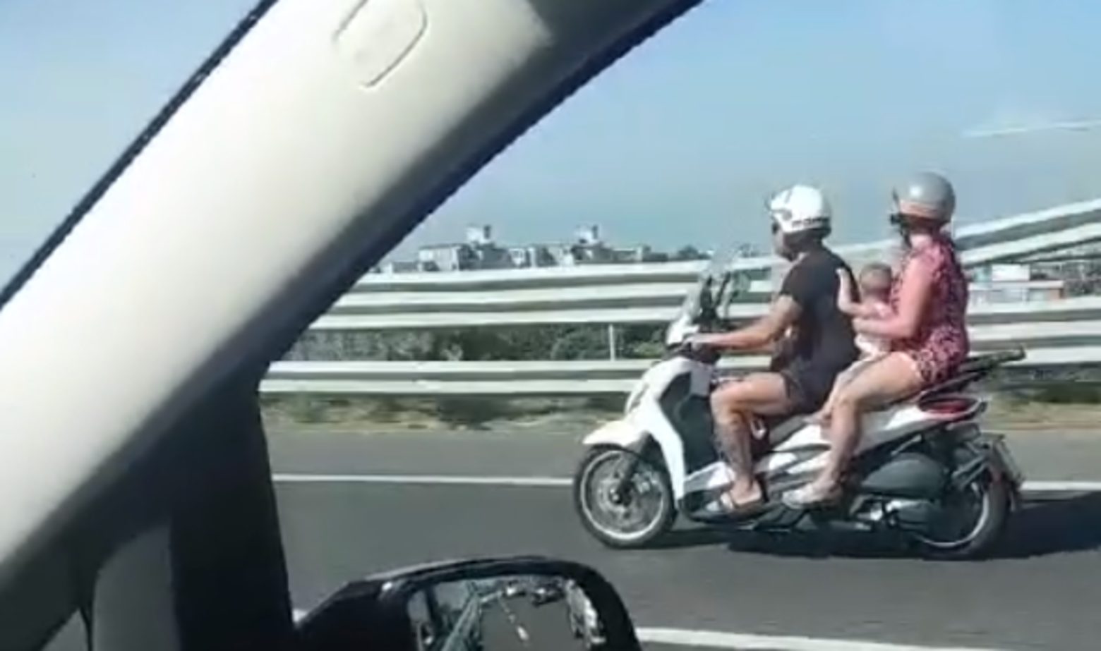 Napoli Salerno neonato scooter autostrada