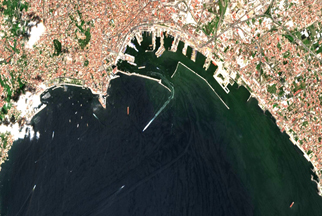 Colorazione acque golfo Napoli
