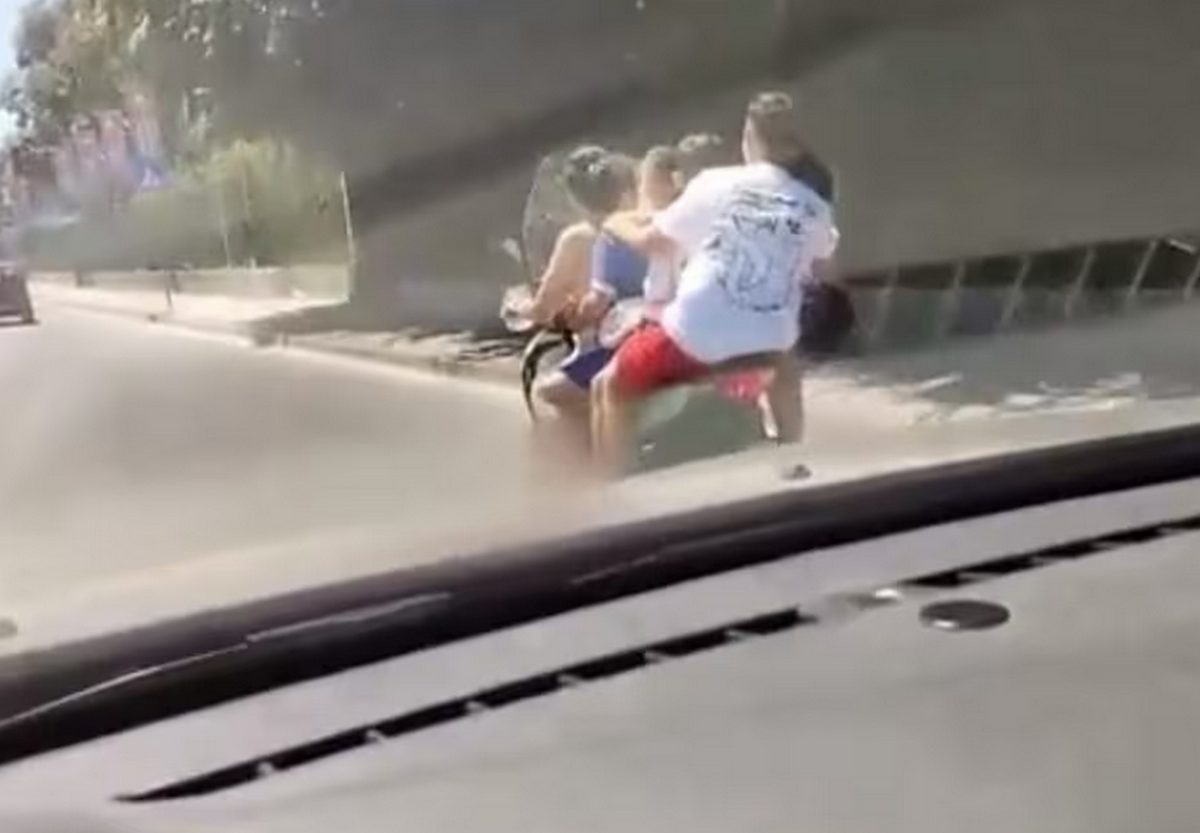 pozzuoli intera famiglia scooter senza casco