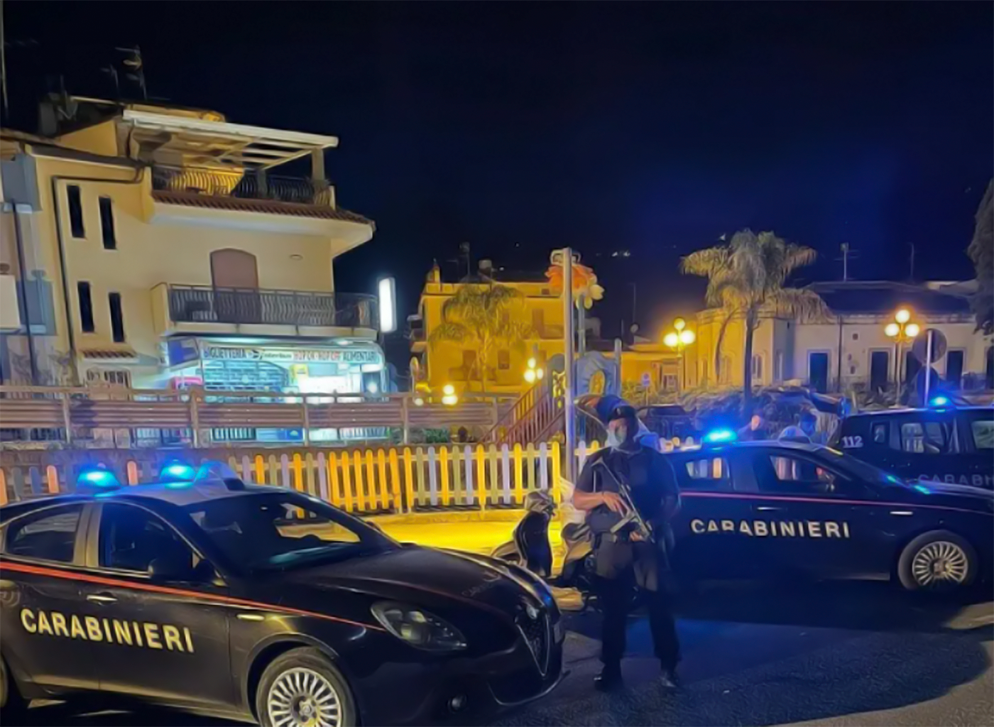 Posto di blocco dei Carabinieri in piazzetta