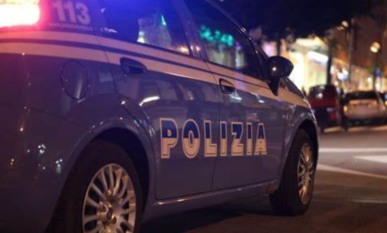 Napoli poliziotti soccorrono aggredisce arrestato