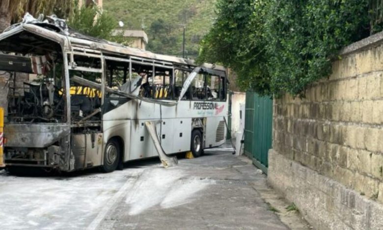 Pozzuoli bus contro Comune incendiato