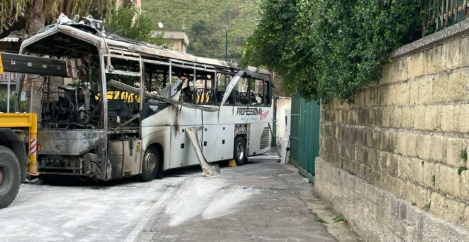 Pozzuoli bus contro Comune incendiato