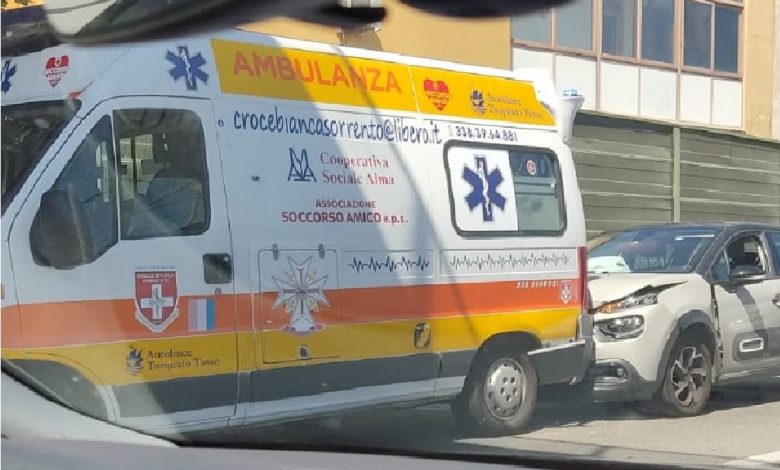 ambulanza tamponata raccordo castellammare di stabia