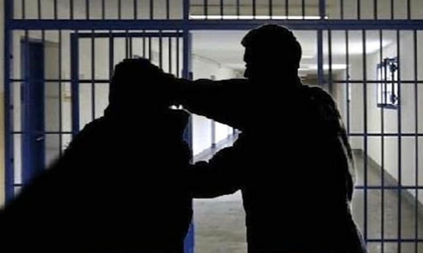 Napoli poliziotto aggredito carcere Secondigliano