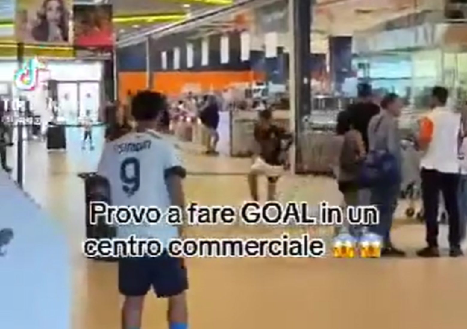 Napoli tiktoker giocano calcio centro commerciale