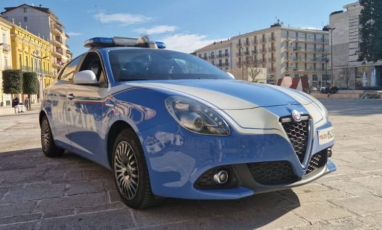 Napoli merce contraffatta aggredisce agenti arrestata
