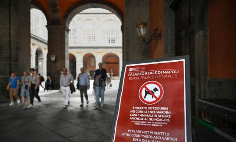 vietato ingresso cani giardini palazzo reale napoli protesta