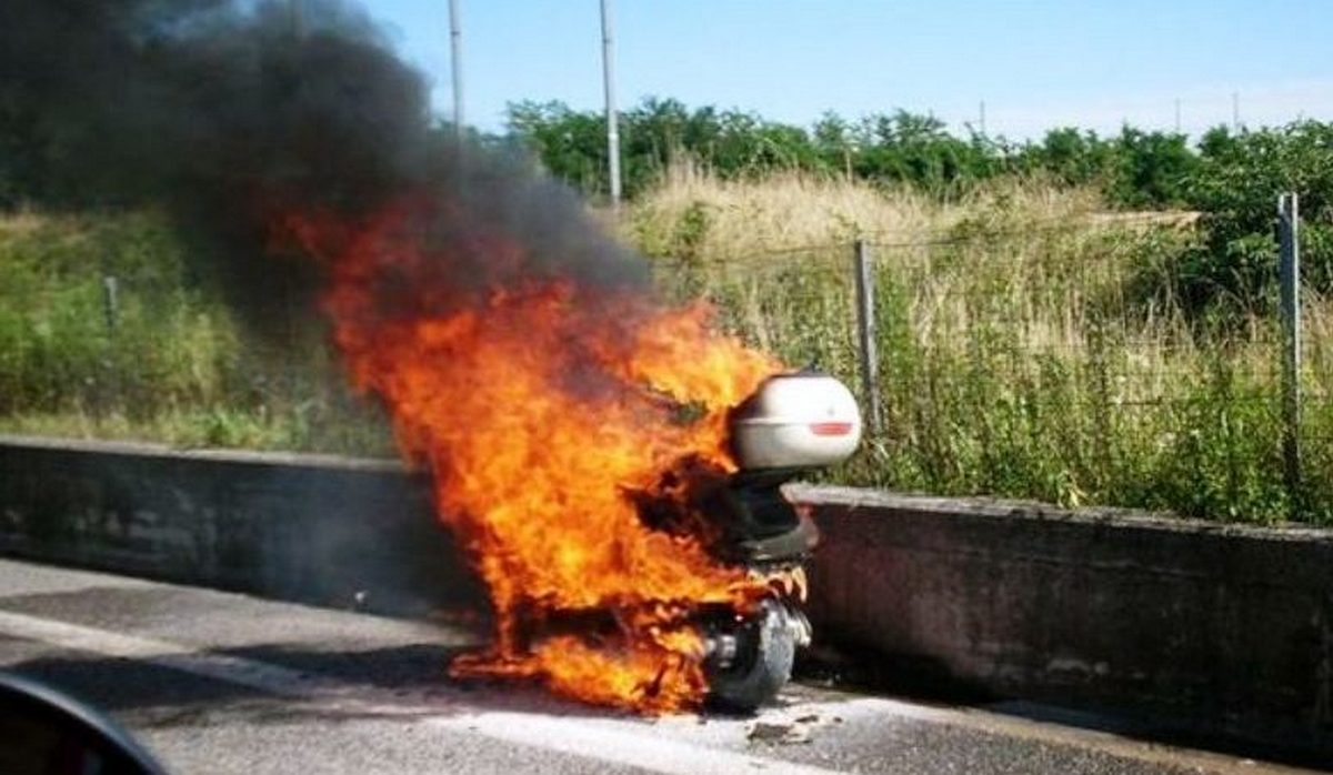 scooter prende fuoco napoli