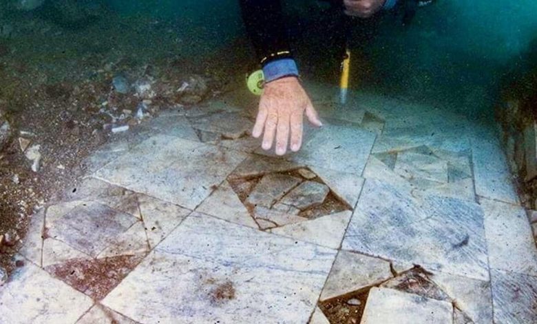scoperto pavimento marmo fondali marini bacoli