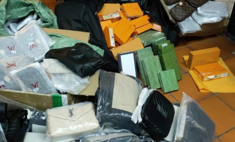 napoli sequestro borse portafogli contraffatti denunciati