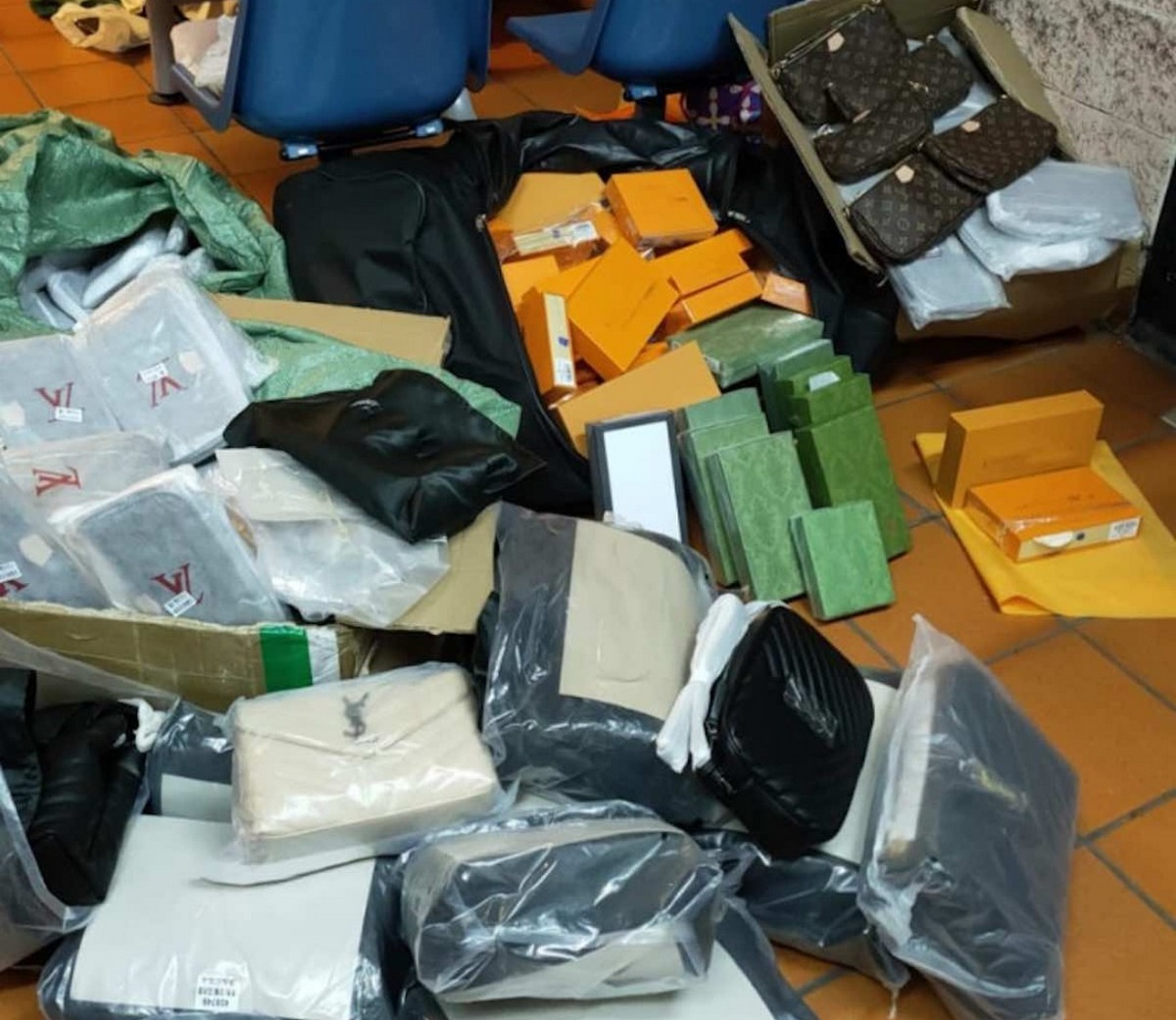 napoli sequestro borse portafogli contraffatti denunciati