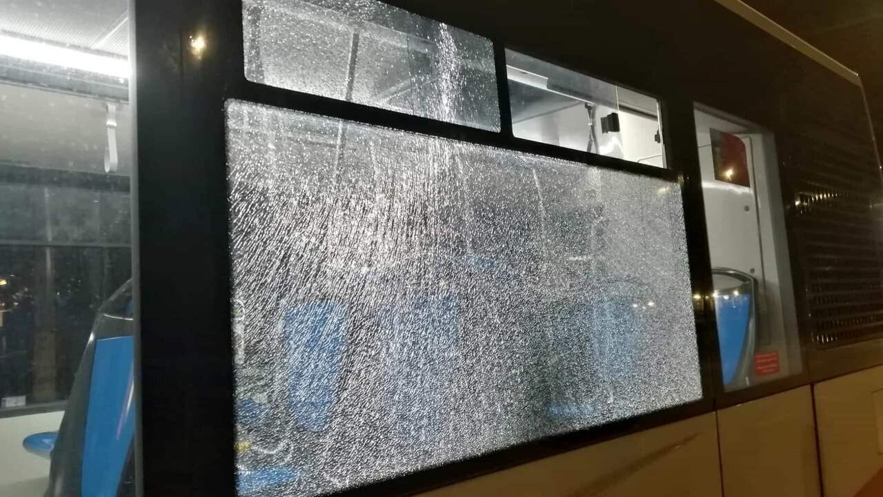 Napoli finestrini autobus distrutti pietre