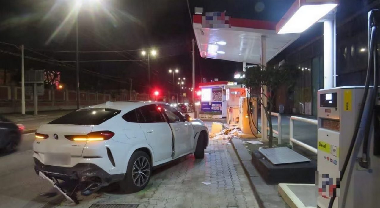 napoli auto distrugge distributore benzina feriti 21 gennaio