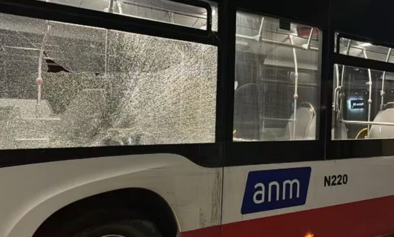 distruggono autobus napoli assalto sparatoria