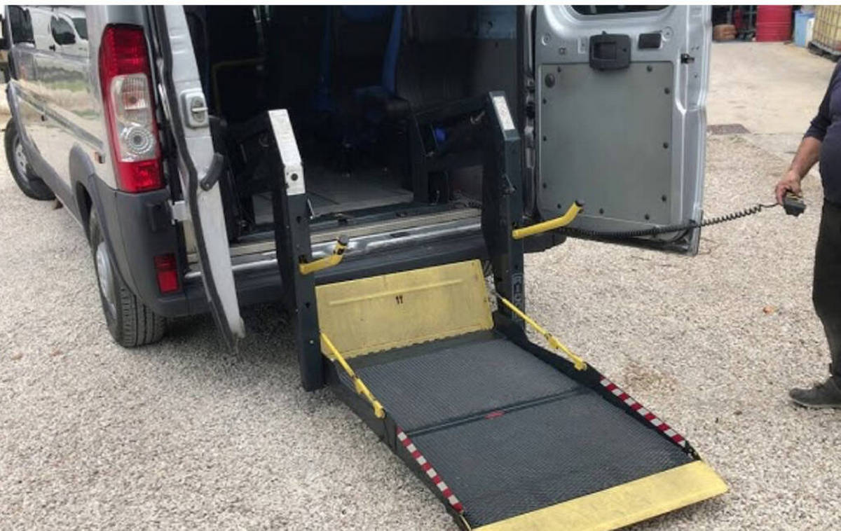 napoli rubato furgone pedana disabili