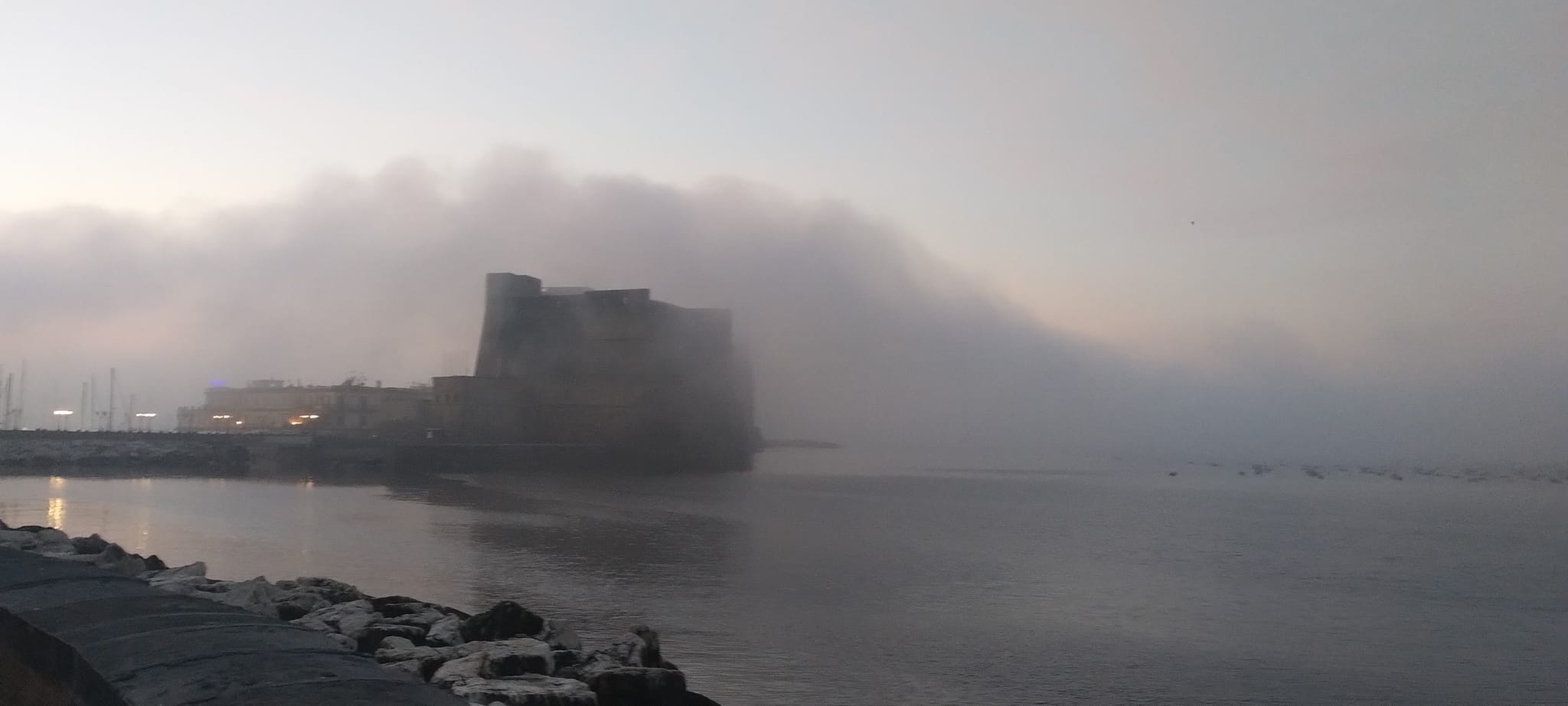 Napoli risveglia nebbia oggi 9 aprile