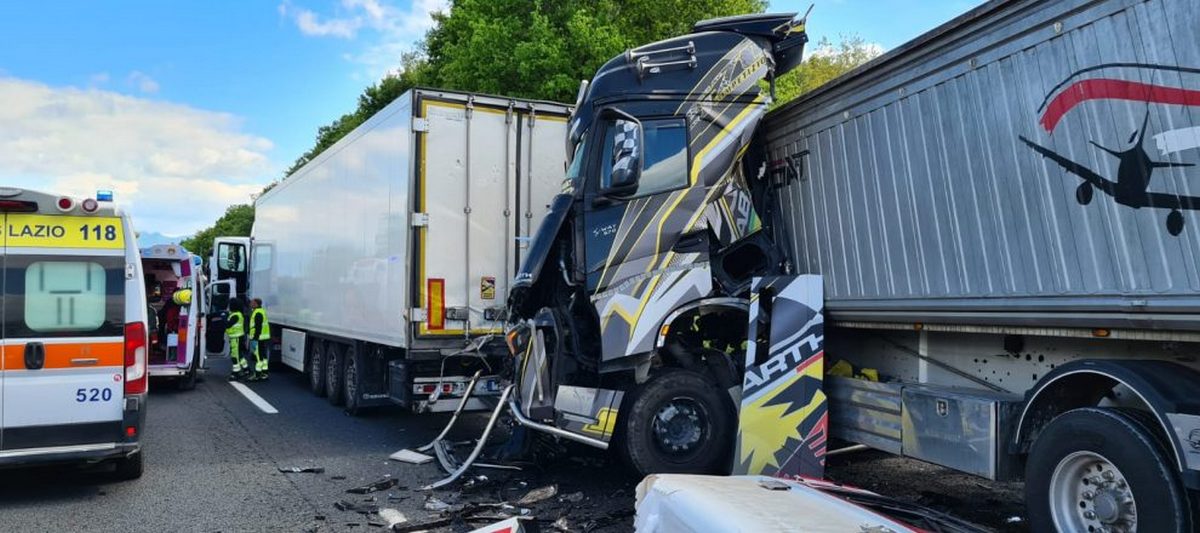 Incidente autostrada A1 morto camionista napoletano Ciro Scarpato