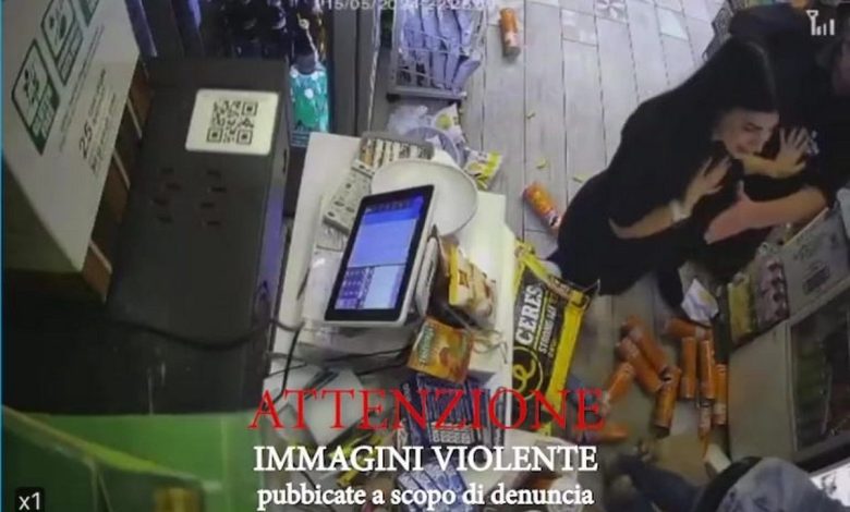 Violenza Napoli entrano bar picchiano cliente video giro web