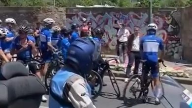 giro italia ciclisti fermi omaggio sara morta investita bagnoli
