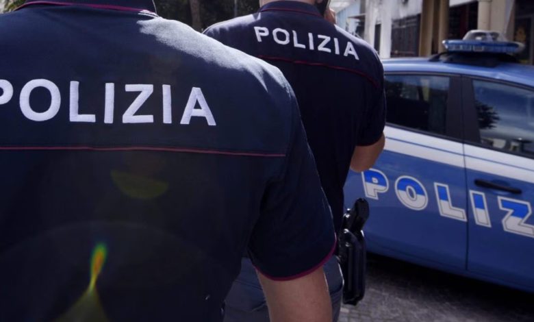 Napoli aggredisce clienti supermercato poliziotti arrestato